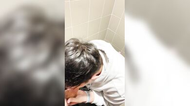 Ragazzo Twink Italiano Succhia compagno di scuola nei bagni