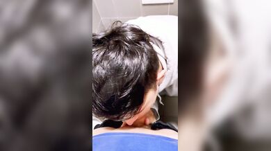 Ragazzo Twink Italiano Succhia compagno di scuola nei bagni