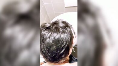 Ragazzo Twink Italiano Succhia compagno di scuola nei bagni
