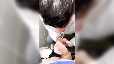 Ragazzo Twink Italiano Succhia compagno di scuola nei bagni