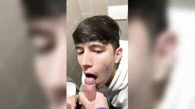Ragazzo Twink Italiano Succhia compagno di scuola nei bagni