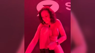 Nuda alla fiera del porno in live maturbandosi