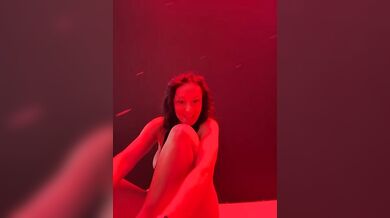 Nuda alla fiera del porno in live maturbandosi