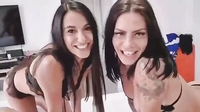Amiche italiane lo spompinano insieme