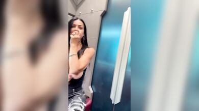 Pompino rischioso a fan in treno