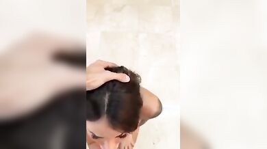 Come si fa riempire la boccca questa troietta