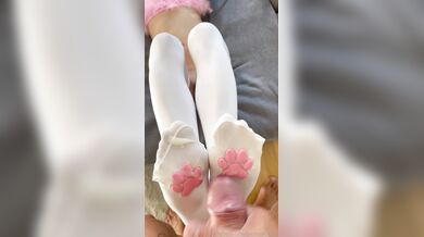 Le riempio di sperma i piedi coi calzini