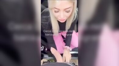 Sveltina in camporella con biondina italiana