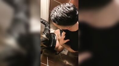 Sesso nel bagno della discoteca