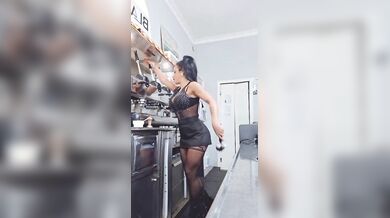 Barista fica in lingerie al bar
