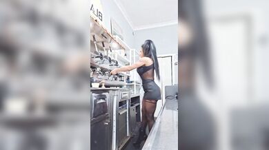 Barista fica in lingerie al bar