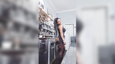 Barista fica in lingerie al bar