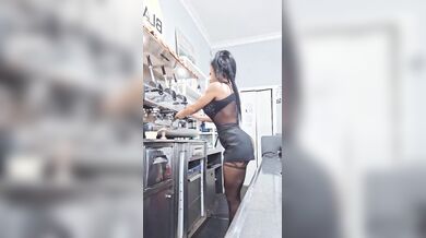 Barista fica in lingerie al bar