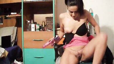 Morettina italiana si masturba col dildo