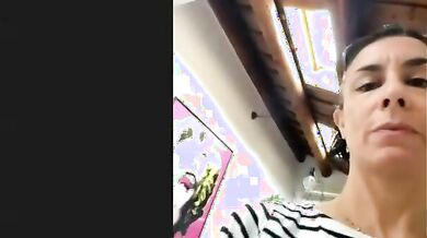 Milf Ferrara si depila la fica pelosa col rasoio