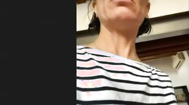 Milf Ferrara si depila la fica pelosa col rasoio