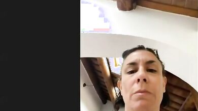 Milf Ferrara si depila la fica pelosa col rasoio