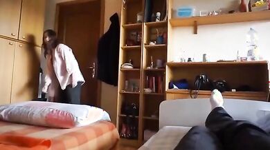 Torna a casa e il fidanzato ha voglia di chiavare