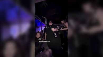 Il Dottor Bavaro slingua con una bella fica in discoteca