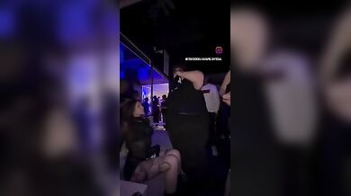 Il Dottor Bavaro slingua con una bella fica in discoteca
