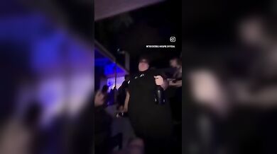 Il Dottor Bavaro slingua con una bella fica in discoteca