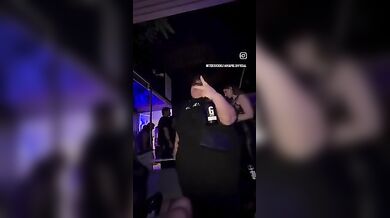 Il Dottor Bavaro slingua con una bella fica in discoteca