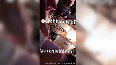 La Crocioni sega e succhia il cazzo a due amici