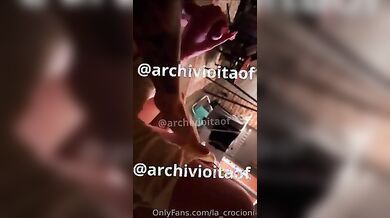 La Crocioni sega e succhia il cazzo a due amici