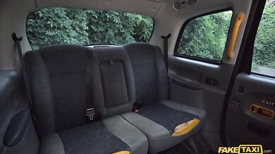 Elena Spano Fake Taxi scopata in macchina