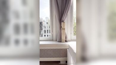 La1la esibizionista italiana si masturba col vibratore alla finestra OF