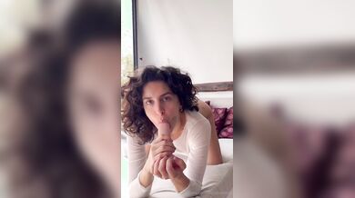 La1la esibizionista italiana si masturba col vibratore alla finestra OF