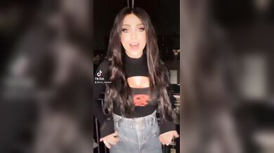 Lara Diabla coi capezzoli duri tiktok