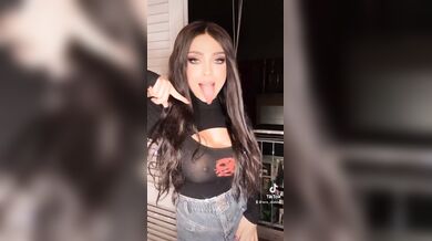 Lara Diabla coi capezzoli duri tiktok