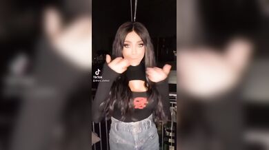 Lara Diabla coi capezzoli duri tiktok