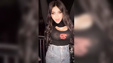 Lara Diabla coi capezzoli duri tiktok