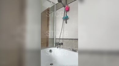 Mady sotto la doccia OF