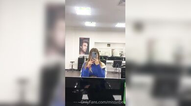 Milf italiana esibizionista senza slip dal parrucchiere e in auto