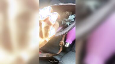 Milf italiana esibizionista senza slip dal parrucchiere e in auto