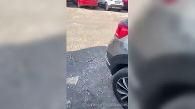 Milf italiana esibizionista senza slip dal parrucchiere e in auto