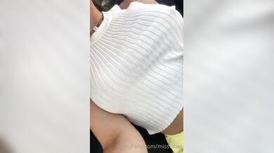 Flash tette in auto Mild bionda italiana OF