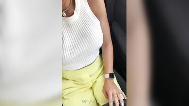 Flash tette in auto Mild bionda italiana OF