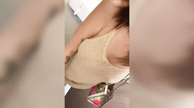 Michelle Comi hot in bagno