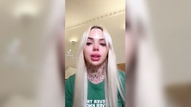 Paolina rimane incinta del Dottor Bavaro  piange disperata