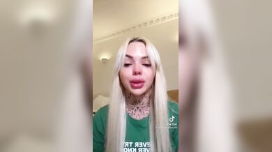 Paolina rimane incinta del Dottor Bavaro  piange disperata