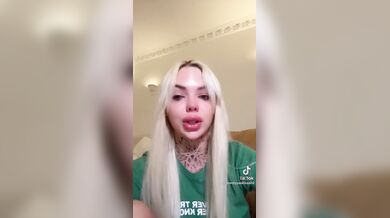 Paolina rimane incinta del Dottor Bavaro  piange disperata