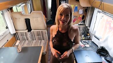 La Milf in cucina e noi col cazzo duro