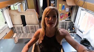 La Milf in cucina e noi col cazzo duro