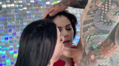 Priscilla e Valentina ingoiano insieme da tatuato