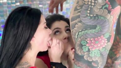 Priscilla e Valentina ingoiano insieme da tatuato