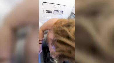 Ditalino e squirt nel bagno dell'aereo